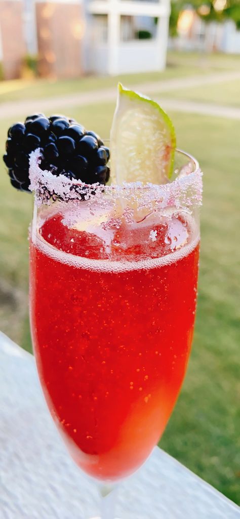 Blackberry Mimosa, Umbrella Drinks, Lime Margarita Recipe, Mimosa Champagne, Mimosa Recipe, Lime Margarita, Lime Recipes, Squash Soup Recipe, Cozy Drinks