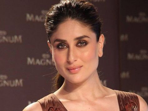 kareenafairskin Kareena Kapoor Pics, Karisma Kapoor, Bridal Makeup Looks, Kareena Kapoor Khan, Nude Makeup, Kareena Kapoor, Celebrity Makeup, Bollywood Celebrities, India Beauty