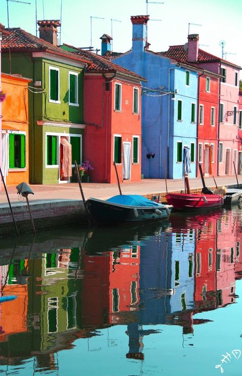 Italy Colorful Houses, Colorful Scenery, Italy Sunset, Burano Italy, Colorful Houses, Building Painting, Sunset Color, Watercolor Architecture, Colorful Places