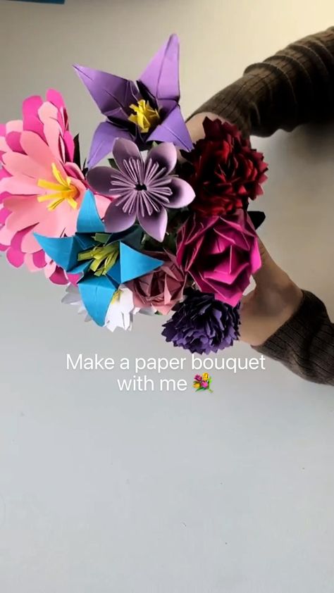 Explore a collection of easy-to-use templates to craft your own stunning paper floral arrangements.#Papercraft, #Paperflowers, #DIY Paper Bouquet Diy, Paper Flower Bouquet Diy, Hadiah Diy, Tutorial Origami, Flower Bouquet Diy, Instruções Origami, Pinterest Diy Crafts, Easy Paper Crafts Diy, Paper Bouquet