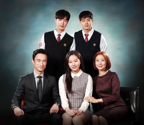 An in-depth review of the brilliant drama Sky Castle #skycastle #koreandrama Sky Castle, Asian Family, Studio Family Portraits, Family Potrait, Family Photo Studio, Korean Photoshoot, Group Picture Poses, Family Portrait Poses, Korean Best Friends