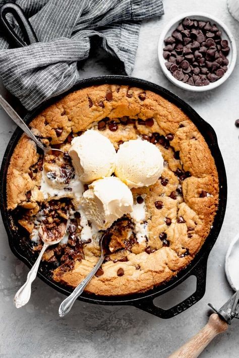 Pizookie Recipe, Skillet Cookie Recipe, Crispy Chocolate Chip Cookies, Gooey Chocolate Chip Cookies, Giant Chocolate Chip Cookie, Skillet Chocolate Chip Cookie, Skillet Cookie, Dessert Simple, Chocolate Chip Oatmeal