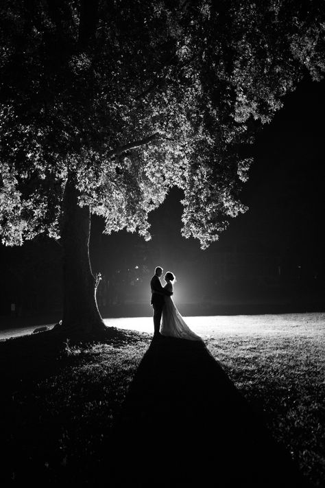 Bride and groom backlit night photo Wedding Photo Ideas Night, Night Wedding Photos Couple, Wedding Silhouette Photo, Outdoor Night Wedding Photos, Evening Wedding Photos Night, Pre Wedding Photoshoot Outdoor Night, Night Weddings Outdoor, Bride And Groom Night Photos, Moonlight Wedding Photos