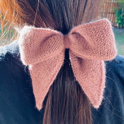 Another #augustinsno22! You might recognize this yarn since it’s scrap yarn from my #honeyclutch. I made this bow slightly larger than my last one, but it’s still not the full size bow, so making the large bow is still part of my to do list! Pattern by: @augustins.dk Knitted Bows Free Pattern, Knitted Bow, Knit Bow, My To Do List, Knitted Accessories, Knit Accessories, Knit Cardigan Pattern, Scrap Yarn, Fun Crafts To Do