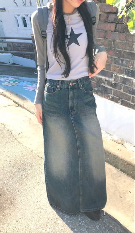 Long Denim Skirt Style, Jean Skirt Aesthetic, Dress Over Jeans Y2k, Long Jean Skirt Outfits Summer, Long Jean Skirt Outfits Korean, Maxi Jean Skirt Outfits, Maxi Denim Skirt Hijabi, Denim Maxi Skirt Y2k, Outfits With Denim Skirt