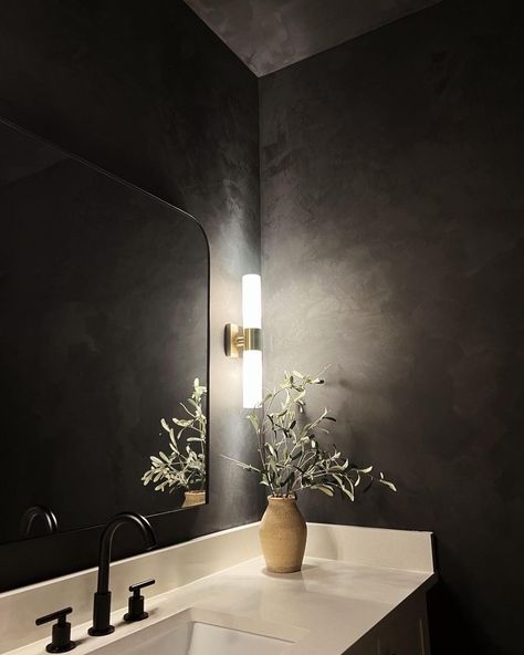 Half Bathroom Black And White, White Half Bathroom Ideas, White Half Bathroom, Black And White Half Bathroom, Dark Powder Room Ideas, Black Half Bathroom, Color Atelier, Bathroom Black And White, Bathroom Decor Black