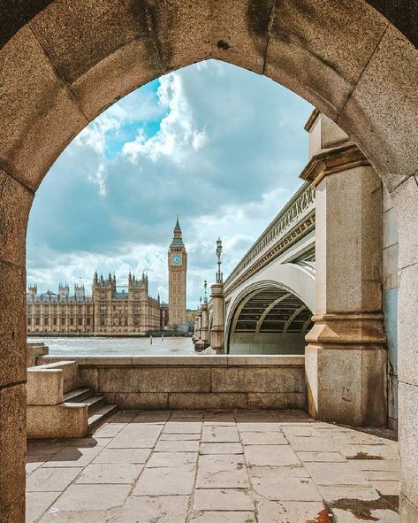 Are you traveling to London soon? Here are my favorite London photo spots (and ideas) where you can take some amazing London travel photos to keep as memories. Photos To Take In London, Pictures To Take In London, London Poses Photo Ideas, London Inspo Pics, Places In London To Take Photos, London Eye Picture Ideas, London Best Photo Spots, Photo Spots London, London Eye Photo Ideas