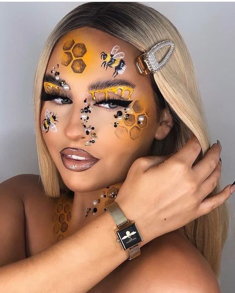 MAKEUP | BEAUTY | FASHION on Instagram: “Beautiful bee 🐝 face art makeup 💛🖤💛 by @makeuppfam #beemakeup” Bee Face Paint, Bee Face, Bee Makeup, Day Eye Makeup, Cool Halloween Makeup, Bee Costume, Face Art Makeup, Art Makeup, Cosplay Diy