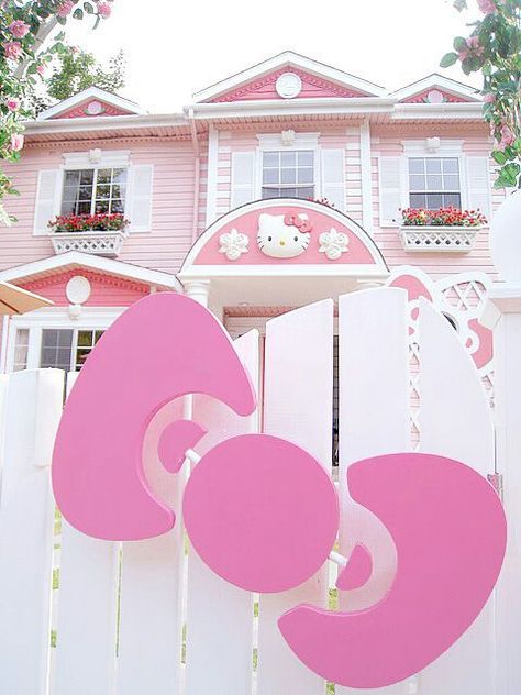 Please please oh please I'll clean the dog and eat my room and walk my vegetables pleeeease?! Hello Kitty Decorations, Hello Kitty House, Glitter Rosa, Charmmy Kitty, Hello Kitty Party, Pink House, Cute House, Hello Kitty Items, Hello Kitty Collection