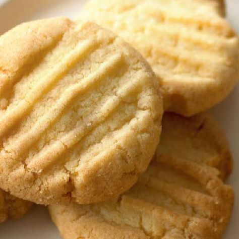 Egg Yolk Cookies, Butter Biscuits Recipe, Condensed Milk Cookies, Easy Biscuit Recipe, Biscuits Diététiques, Mary Berry Recipe, Self Raising Flour, Family Baking, Snowball Cookies