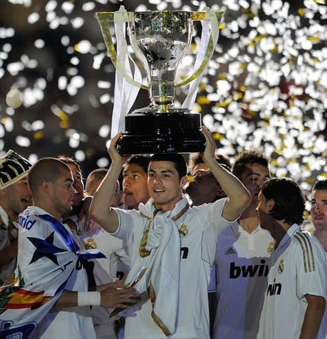 Cristiano Ronaldo holding La Liga trophy on the top of his head, in Real Madrid's La Liga celebrations, at the Santiago Bernabéu in 2012 La Liga Trophy, Ronaldo Wife, Real Madrid Manchester United, Madrid Aesthetic, Ronaldo Photos, Cristiano Ronaldo Manchester, Soccer Girl Problems, Ronaldo Real Madrid, Real Madrid Wallpapers