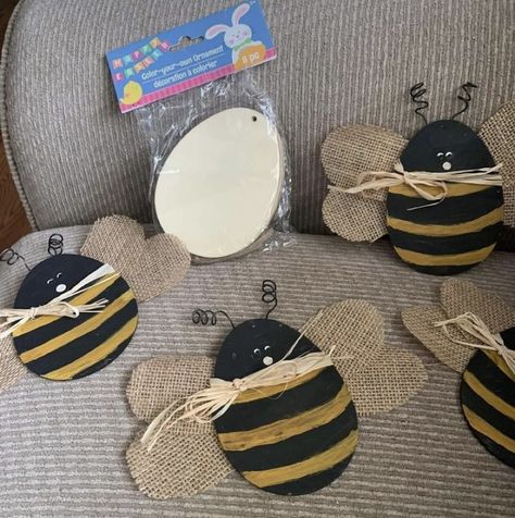 Bumble Bee Wood Signs, Bee Themed Decorations Diy, Diy Bumble Bee Crafts Ideas, Beehive Craft Ideas, Bee Home Decor Diy, Bumble Bee Kitchen Decor Ideas, Dollar Tree Bee Hive Diy, Honey Bee Wreath Diy, How To Make A Bumble Bee Crafts