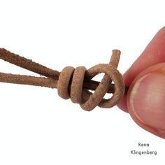 Finishing the knot for Adjustable Sliding Knot Necklace - tutorial by Rena Klingenberg                                                                                                                                                      More Diy Macrame Necklace Tutorial, Sliding Knot Necklace, Rena Klingenberg, Adjustable Sliding Knot, Diy Collier, Jewerly Making, Jewelry Knots, Necklace Tutorial, Jewelry Techniques