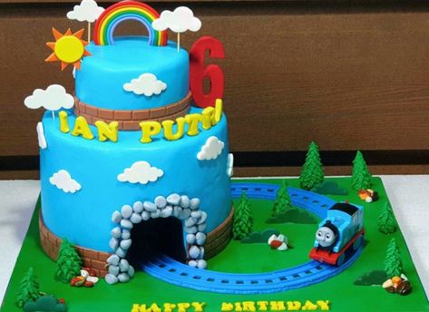 Friends Themed Cake, Train Birthday Party Cake, Thomas Train Birthday Cake, Thomas And Friends Cake, Olaf Birthday Cake, Thomas Birthday Cakes, Thomas Train Birthday, Train Cupcakes, Thomas The Train Birthday