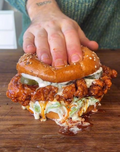 Chicken recipes on Instagram: "Hot Nashville Chicken Burger by @mush.kitchen 🤤  #foodstagram #chickenburger #burger" Shaggy Sandwich, Nashville Chicken Sandwich, Chicken Food Truck, Specialty Burgers, Chicken Burger Recipe, Restaurant Burger, Nashville Chicken, Burger Chicken, Crispy Chicken Burgers