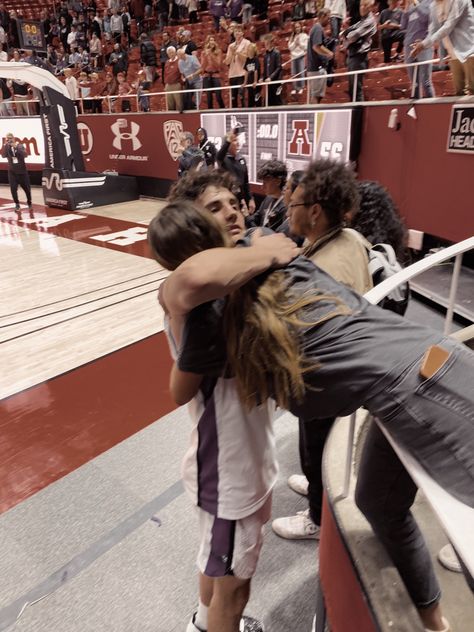 Girlfriend Wearing Boyfriends Jersey, Basketball Romance Aesthetic, Volleyball Boyfriend Aesthetic, Basketball Bf And Supportive Gf, Couple Goal Basketball, Basketball Girlfriend Aesthetic, Basketball Boyfriend Goals, Basketball Couple Goals, Basketball And Cheerleader Couple