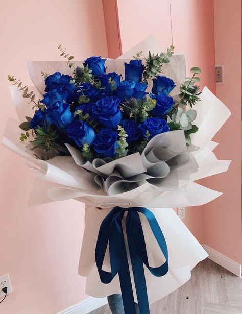 Rose Blu, Roses Bouquet Gift, Blue Flowers Bouquet, Graduation Bouquet, Royal Blue Flowers, Graduation Flowers, Luxury Flower Bouquets, Flower Bouquet Diy, Boquette Flowers