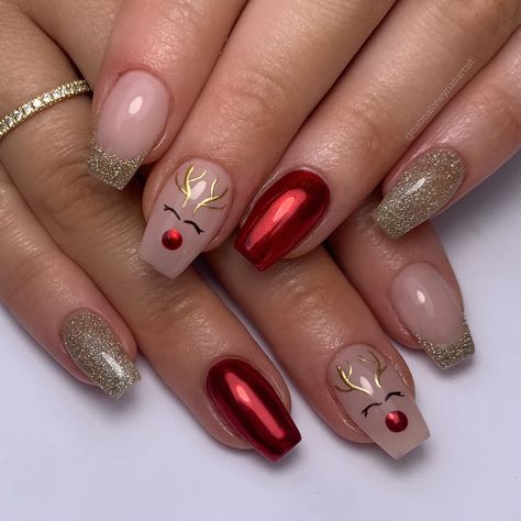 Natalie Evans | The absolute cutest reindeers ever! ❤️⁣ Using @rainbowrealmnailsupply glitter and @cmp_beautysupplies Barely There and chrome ⁣ Hard gel… | Instagram Reigndeer Nails, Simple Reindeer Nails, Cute Simple Christmas Nail Designs, Christmas Nail Designs Cute, Christmas Nail Art Reindeer, December Nails Chrome, Christmas Thanksgiving Nails, Chrome Nails For Christmas, Holiday Nail Inspiration