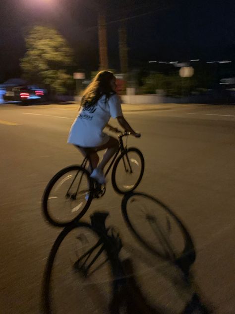 Bike Riding Aesthetic, Bike Outfits, Bike Aesthetic, Bicycle Riding, Single Speed Bike, Pretty Bike, Riding Bike, Basketball Photography, Best Friend Photography