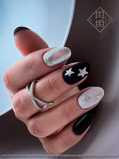 Black and Silver glitter star nail art Stars Nails, Unghie Sfumate, New Years Eve Nails, Heart Nail Designs, Nude Nail Designs, Her Nails, Wedding Nails Design, Bride Nails, Nail Swag