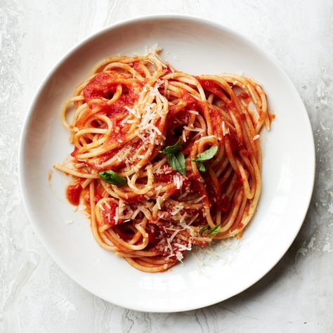 Spaghetti Pomodoro, Pomodoro Recipe, Top Chef Recipes, Spaghetti Al Pomodoro, Pasta Pomodoro, Roast Fish, Easy Roast Chicken, Meat Sauce Recipes, Simple Pasta