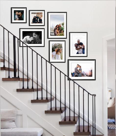 Family Photos On Stairs, Staircase Gallery Wall Layout, Stair Photo Walls, Stairs Photo Wall, Hallway Frames, Family Photo Wall Ideas, Stairway Pictures, Photo Wall Layout, Foto Scale