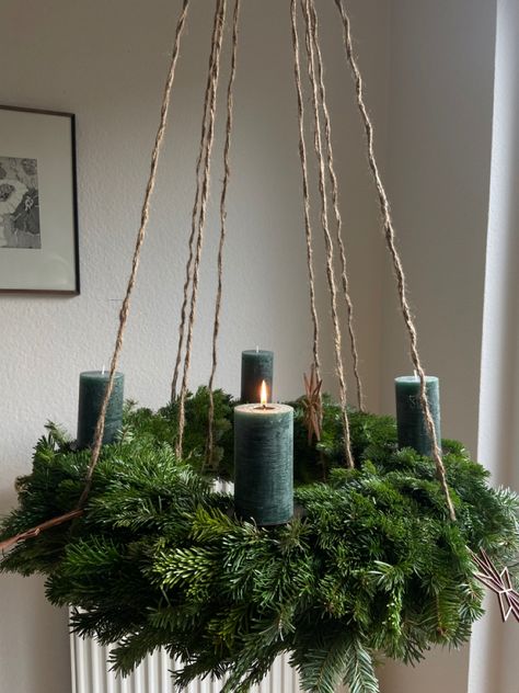 Wreath Advent, Advent Wreath Candles, Santas Coming, Advent Candles, Advent Wreath, Christmas Flowers, Floral Display, Scandinavian Home, Baby Cold