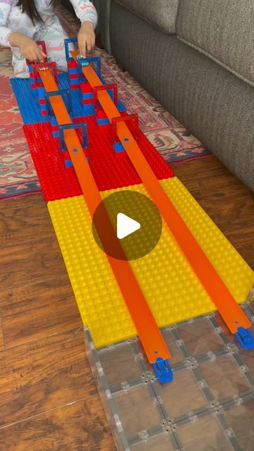 Magnatiles Race Track, Duplo Lego Ideas, Ramp With Magnatiles, Lego Duplo Ideas, Lego Duplo Train Track Ideas, Magna Tiles Car Ramp, Hot Wheel Games, Lego Track, Duplo Ideas