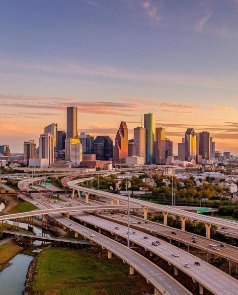 Visit Houston on Instagram: “All roads lead to Houston 🌃 📸 @bryanmalloch #ExploreHou” Downtown Houston Texas, Houston Texas Skyline, Downtown Pictures, Visit Houston, City Streets Photography, Houston Skyline, Philadelphia Skyline, Houston City, City Sky