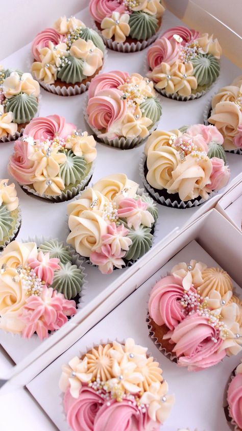 Pretty Muffins, Designs For Cupcakes, Floral Cupcake Ideas, Pretty Cupcakes Designs, Luxury Cupcakes, Cupcake Frosting Techniques, Cupcake Icing Designs, Cupcakes Aesthetic, Art Cupcakes