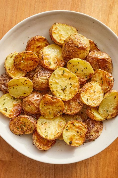 Air Fryer Garlic and Parsley Baby Potatoes Diet Dessert Recipes, Potato Skewers, Red Potato Recipes, Air Fryer Garlic, Red Potato, Perfect Mashed Potatoes, Roasted Red Potatoes, Oven Roasted Potatoes, Sides Recipes