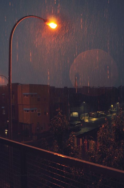 Rain At Night, Rainy Wallpaper, Wallpaper Estetika, Rainy Day Aesthetic, I Love Rain, Rain Wallpapers, Photo Vintage, Rain Photography, Night Aesthetic