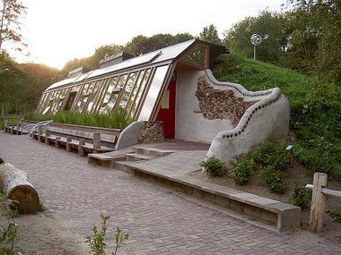 earthship home Case Sotterranee, House With Plants, Earthship Design, Earthship Biotecture, Unusual House, Earth Sheltered Homes, Casa Hobbit, Earthship Home, Earth Sheltered