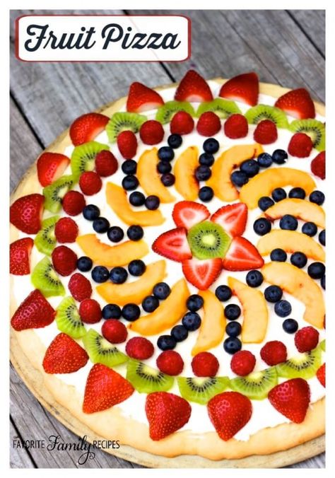 Sugar cookie dough, cream cheese, fresh fruit...what could possibly be better! This Easy Fruit Pizza is a MUST try this summer! Pizza Halloween, Sugar Cookie Pizza, Fruit Pizza Designs, Easy Fruit Dip, Pizza Sugar Cookie, Easy Fruit Pizza, Fruit Pizza Sugar Cookie, Sugar Cookie Crust, Fruit Pizza Recipe