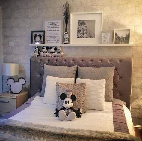 Adult Disney Bedroom, Disney Decor Bedroom, Mickey Room, Disney Themed Bedrooms, Disney At Home, Disney House Ideas, Disney Bedroom, Mickey Mouse Bedroom, Disney Themed Rooms