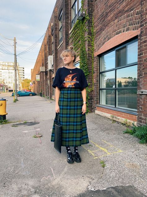 Plaid Skirt Autumn Outfit, Long Skirt Plaid, Tartan Maxi Skirt Outfit, Midsize Skirt Outfit Fall, Vintage Plaid Skirt, Plaid Skirt Styling, Maxi Plaid Skirt, Long Tartan Skirt Outfit, Midi Plaid Skirt Outfit