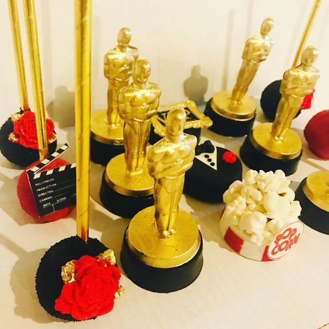 Movie Theme Cake Pops, Hollywood Dessert Table, Jules Movie, Movie Cake Pops, Movie Theme Cake, Birthday Party 16, Hollywood Sweet 16, Hollywood Cake, Old Hollywood Party