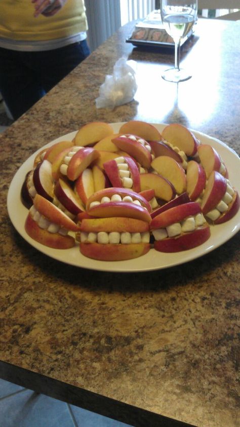 funny food Summerween Sleepover, Camp Dinners, Apples Peanut Butter, Hillbilly Party, Creepy Food, Trash Party, Gross Food, Apple Recipes Easy, Food Cute