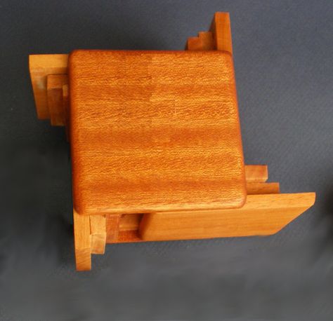 Japanese Puzzle Box, Wood Puzzle Box, Secret Doors, Japanese Puzzle, Wooden Puzzle Box, Puzzle Boxes, Diy Puzzles, Shop Class, Woodworking Box