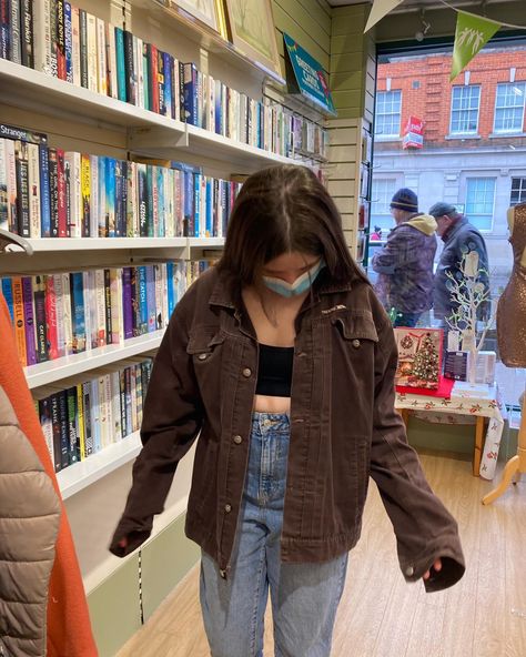 Aesthetic Brown Jacket Outfit, Curdoroy Jacket Brown, Courdory Jacket Outfit Aesthetic, Cudroy Jacket Outfit, Cute Brown Jacket Outfits, Outfits With Corduroy Jacket, How To Style Brown Denim Jacket, Fall Corduroy Jacket Outfit, Outfits With Courderoy Jacket