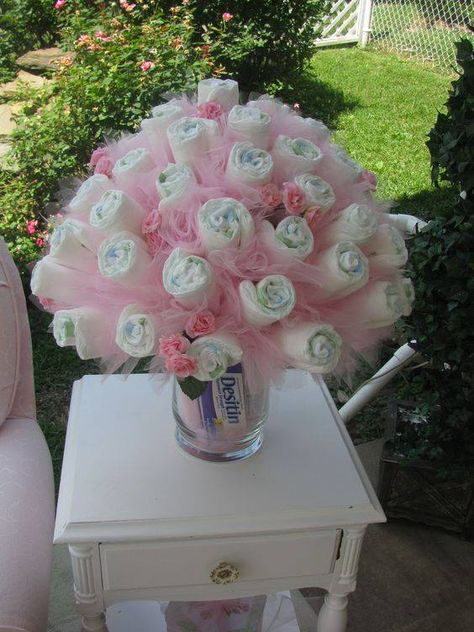 Diaper Bouquet...these are the BEST Baby Shower Ideas! Diaper Bouquet, Idee Babyshower, Baby Shower Crafts, Baby Shower Gift Basket, Baby Shower Diaper Cake, Trendy Baby Shower Ideas, Cadeau Baby Shower, Baby Diaper Cake, Diy Baby Shower Gifts