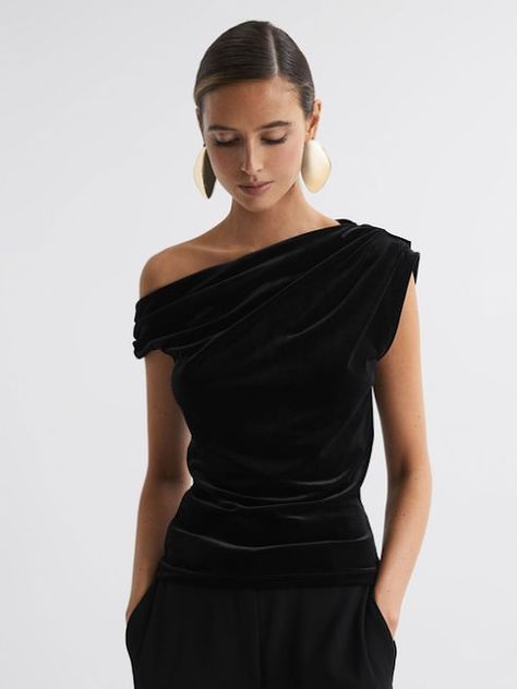 MARIA'S STYLE PLANET: VELVET OFF SHOULDER TOP Black Velvet Clothes, Velvet Top Outfit, Velvet Tops For Women, Evening Outfits For Women, One Shoulder Top Outfit, Velvet Tops Outfit, Graduation Fits, Shoulder Tops Outfit, Fabric Folds