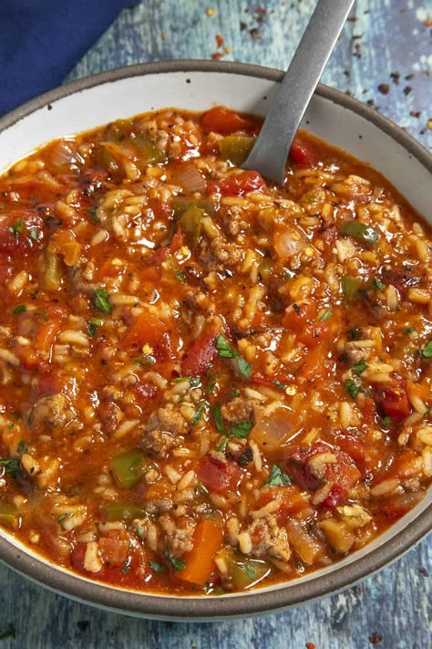 Loaded Stuffed Pepper Soup - This healthy-yet-hearty stuffed pepper soup recipe is truly a stuffed pepper in a bowl, with loads of peppers, ground meat, rice and seasonings. Easy to make!#StuffedPeppers #Soup #Dinner #SpicyFood Chili With Peppers, Green Pepper Soup Crockpot, Stuffed Pepper Soup Healthy, Chili Renello Soup, Stuffed Green Pepper Soup Crock Pot, Spicy Pepper Soup, 30 Minute Stuffed Pepper Soup, Stuffed Pepper Stew, Ww Stuffed Pepper Soup