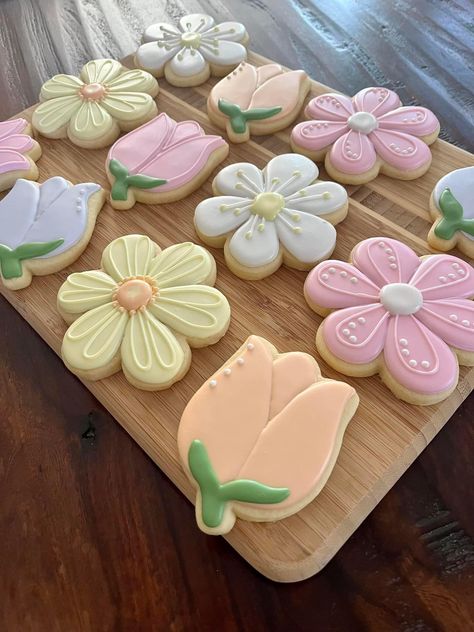 Garden Themed Cookies, Mini Flower Cookies, April Showers Bring May Flowers Cookies, Aesthetic Cookie Decorating, Flower Cookie Designs, Pastel Flower Cookies, Cookie Decorating Aesthetic, 80th Birthday Cookies Decorated, Cookies With Designs