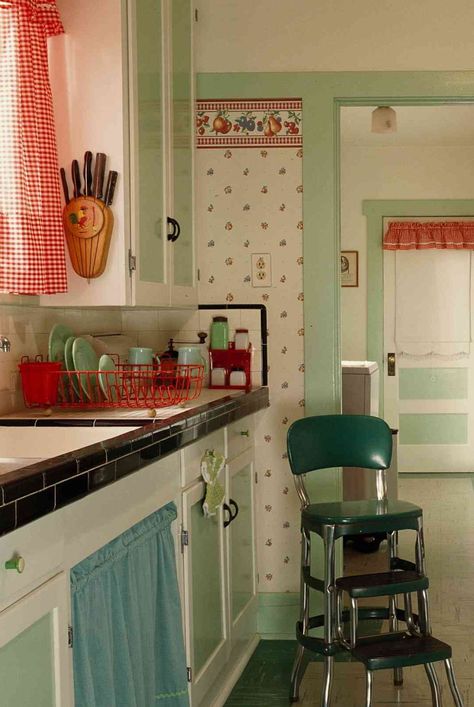 1940s Interior Design, 1940 Kitchen, 1940s Interior, 1940s Kitchen, 50s Kitchen, 1940s Home, Home Decor Wallpaper, Kitschy Kitchen, Rooms Ideas