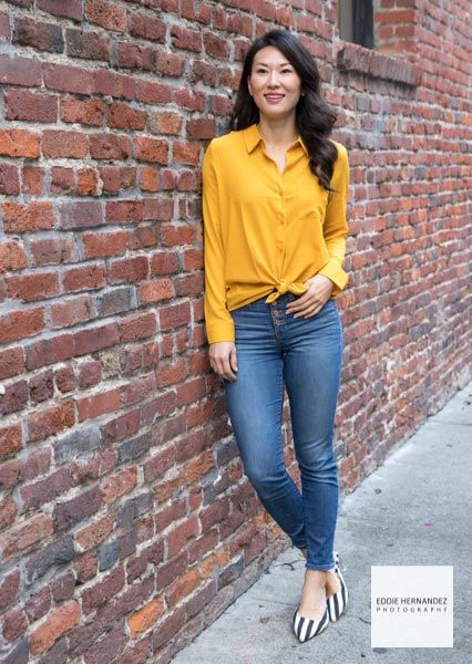 Professional Photoshoot Poses Outdoor, Portrait Poses For Women Outdoor City, Headshots Brick Wall, Brick Wall Headshots, Brick Wall Poses Photo Shoot, Urban Headshots Women, Urban Photo Shoot Ideas, Modern Headshots Women Outdoor, Downtown Business Photoshoot