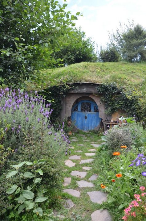 Living Roofs – Honestly WTF Case Sotterranee, Casa Do Hobbit, Casa Dos Hobbits, Hobbit Homes, Turf House, Hobbit Houses, Supraviețuire Camping, Casa Hobbit, Earth Sheltered