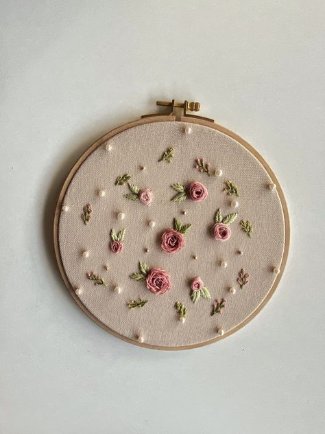 Wall Decor Embroidery, Embroidery Wall Decor, Embroidery Hoop Art Diy, Basic Hand Embroidery Stitches, Hand Embroidery Patterns Free, Embroidered Hoop, Clothes Embroidery Diy, Embroidery Hoop Wall, Simple Hand Embroidery Patterns