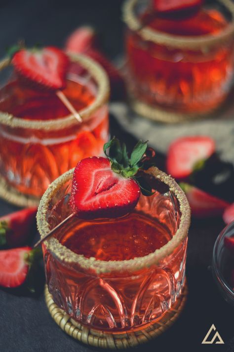 Strawberry Shortcake Cocktail Strawberry Alcohol Drinks, Wedding Dinner Food, Strawberry Cocktail Recipe, Soda Cocktails, Strawberry Cocktail, Dirty Shirley, Strawberry Cocktails, Strawberry Vodka, Strawberry Drinks