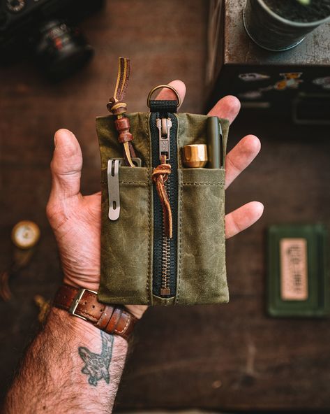 Rugged tool pouch made from canvas with brass zipper. Two tool pouches on front with zipper for interior pocket. There is a sleeve on back for standard sized field notebook. Leather Tool Pouches, Leather Working Projects, Tool Pouches, Canvas Diy, Pocket Tool, Tool Pouch, I'm Broke, Mens Leather Bag, Tool Bag